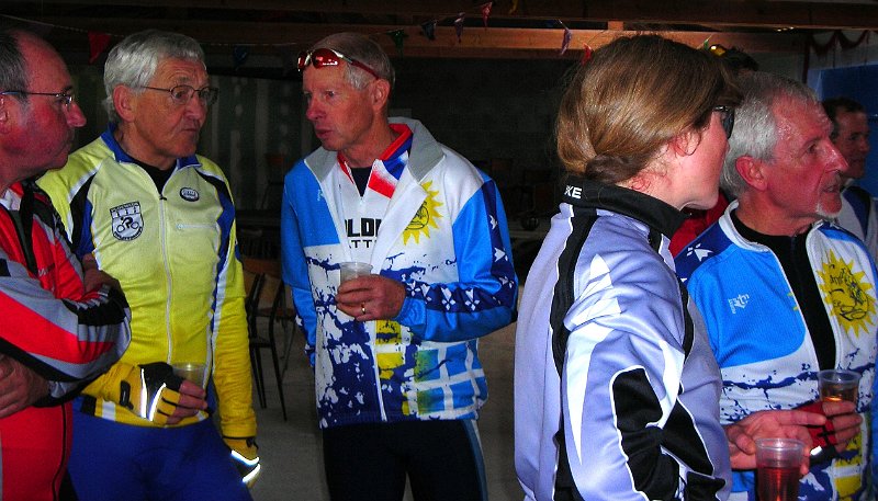 2010-05-09 24 Kerroch C est l heure de l apero.JPG